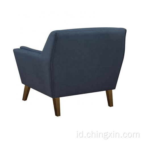 Ruang tamu satu kursi biru kain santai sofa dengan kaki kayu solid